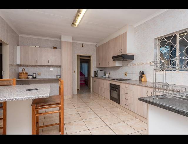 5 BEDROOM FREEHOLD SOLD IN BRACKENHURST